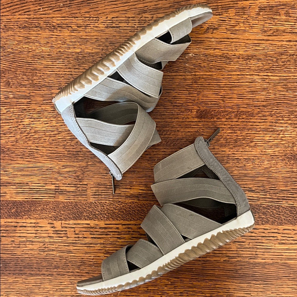 Sorel Sage Green and Tan Out N About Gladiator Sandals + Elastic Straps SZ 7
